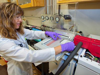  Marion Russell uses equipment in the indoor air quality lab facility at Berkeley Lab.